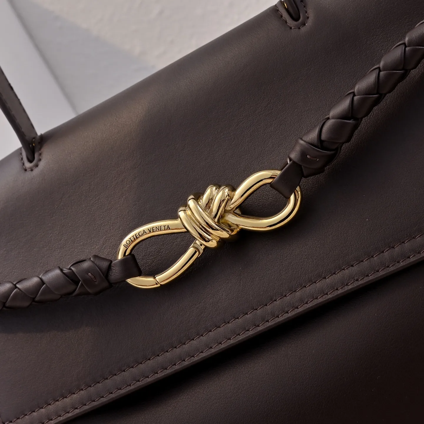 Batch 2360 #Bv New Ciao Ciao handbag Ciao Ciao means "hello" and "goodbye" in Italian, showing a relaxed and casual lifestyle ⭐️Made of Dutch Silky Calf calf leather ~ silky to the touch. The leather is thick, and the suede lining is soft and comfortable. The relaxed feeling of stacked smooth leather, the representative woven element shoulder strap, and the perfect embellishment of golden buckles 💥The bag has a unique shape, casual and exquisite, and super practical ☄️Carry Ciao Ciao to accompany you in various occasions, and be the most stylish you 🎀 Model: 7231 Size: 34x26x15